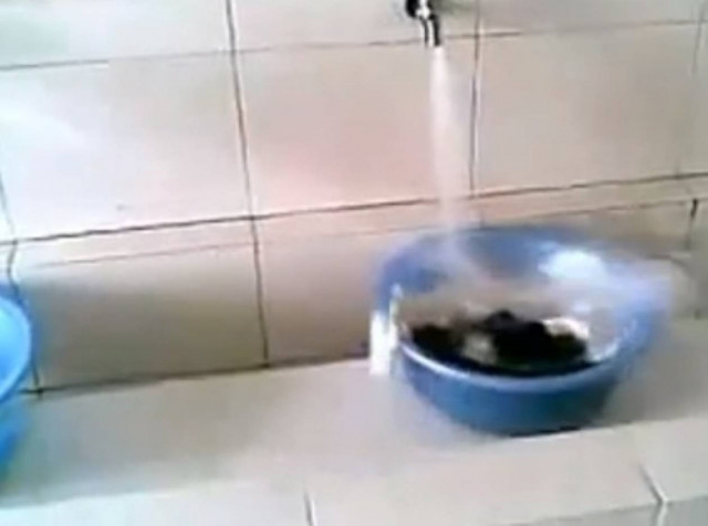 Βίντεο: Εύκολος τρόπος να πλένεις τα ρούχα σου