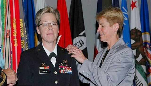 Η πρώτη ομοφυλόφιλη στρατηγός!