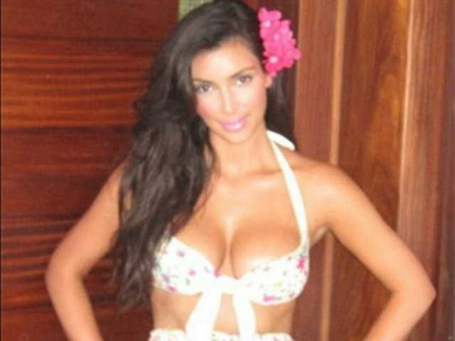 Η Κιμ Καρντάσιαν προκαλεί και πάλι με το... τροπικό μαγιό της