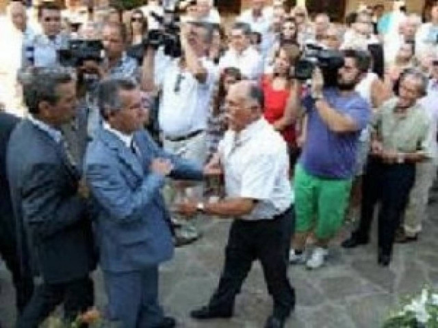 Γιατί επιτέθηκε στον Κάρολο Παπούλια ο συνταξιούχος στην Άρτα