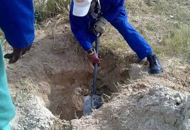 Προσπάθησε να παραμείνει θαμμένος ζωντανός και πέθανε