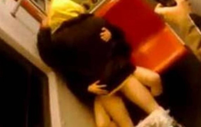 Έκαναν σεξ στο μετρό!