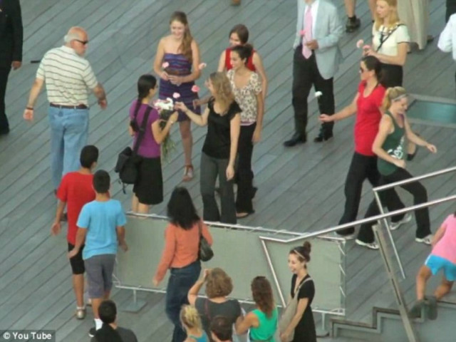 Video: Μια ρομαντική πρόταση γάμου από... αγνώστους!