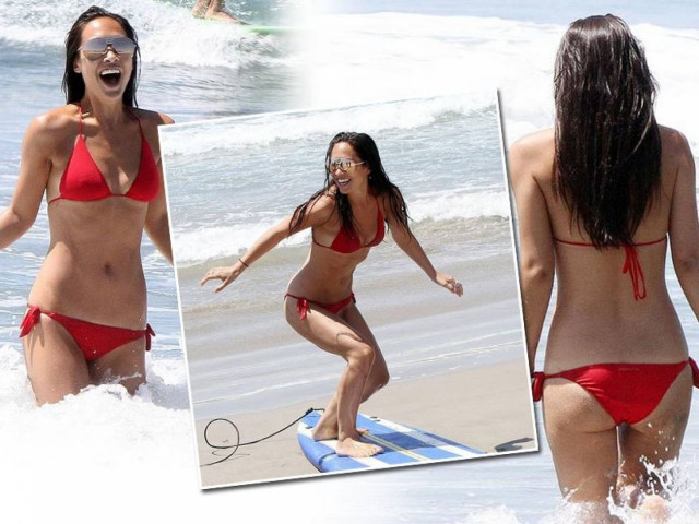 Μια κορμάρα κάνει σερφ στην άμμο (pics)