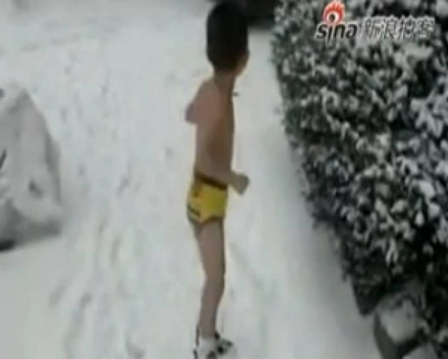 Video: Υποχρέωσαν το παιδί τους να τρέχει γυμνό στο χιόνι