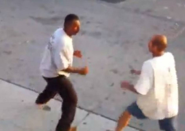 Βίντεο: Άγριο ξύλο μεταξύ πελάτη και ιδιοκτήτη καταστήματος