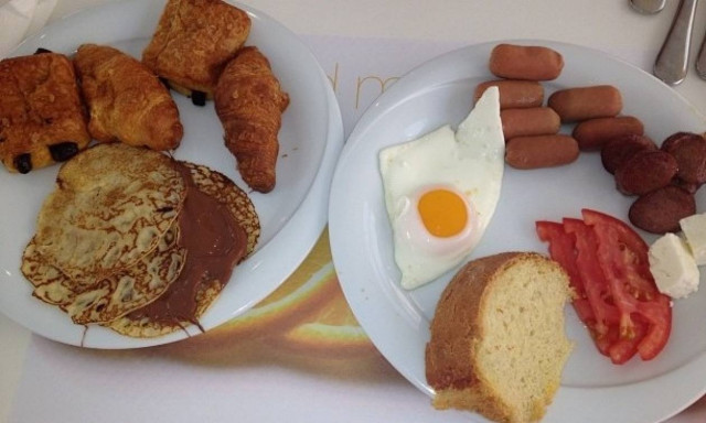 Ποια παρουσιάστρια έφαγε αυτό το πλούσιο πρωινό!