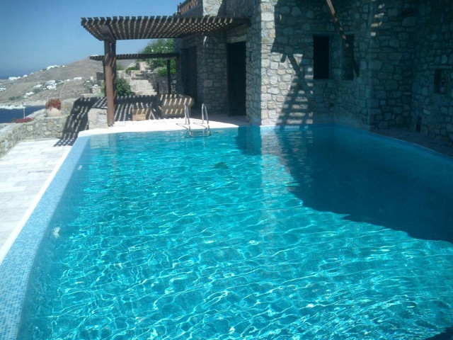 Χανιά: Τουρίστες κινδύνεψαν να πνιγούν σε πισίνες