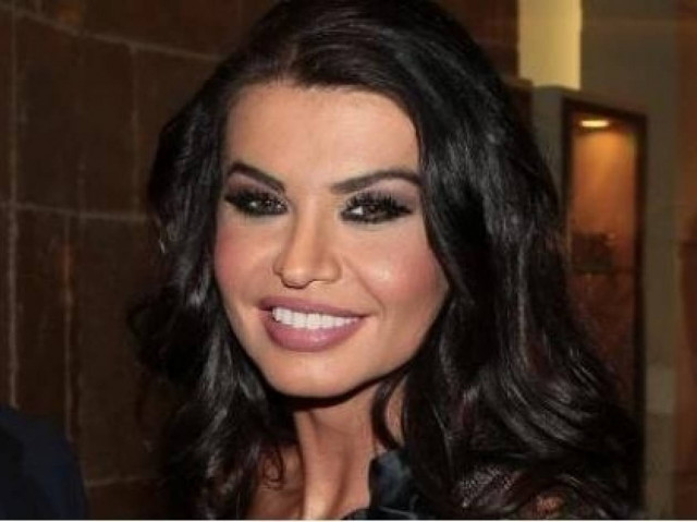 Δείτε: Τα καυτά φιλιά της Νίνας Λοτσάρη με νεαρό στην Κέρκυρα!