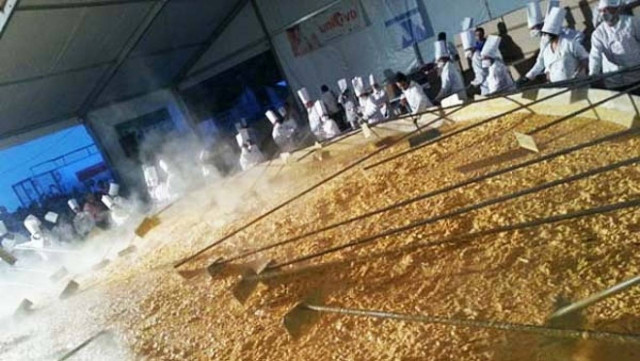 Ρεκόρ Γκίνες: Ομελέτα με 145.000 αυγά!