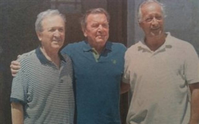 Γκέρχαρντ Σρέντερ: Διακοπές στο Αιγαίο και βολές κατά Μέρκελ!