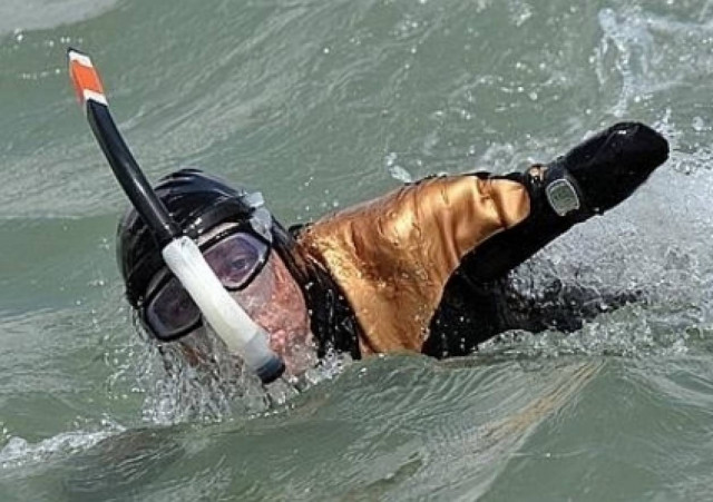 Γάλλος ακρωτηριασμένος πέρασε κολυμπώντας τον Βερίγγειο Πορθμό!