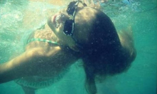 Βούτηξε στα βαθιά γνωστή τραγουδίστρια!