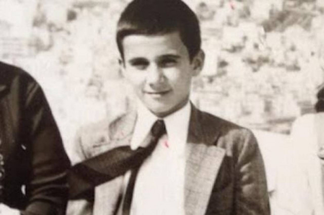 Ποιός έλληνας star είναι ο πιτσιρικάς της φωτογραφίας;