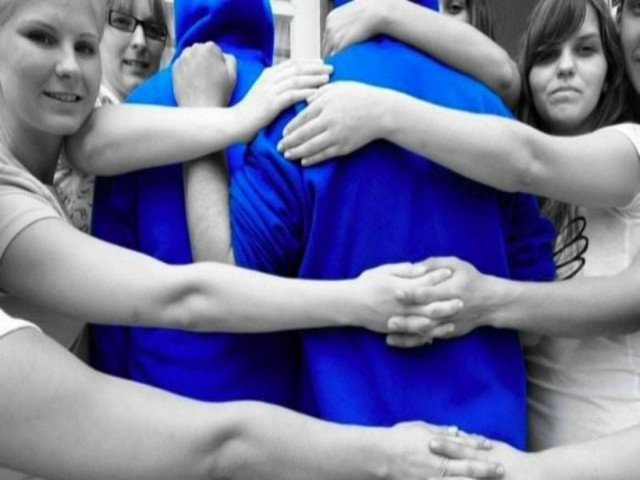 Η φώτο που σαρώνει: Μια ανθρώπινη ελληνική σημαία