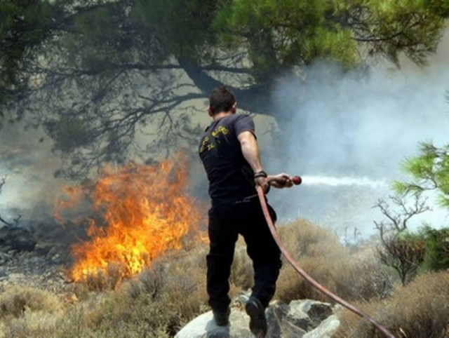 Μαίνεται η πυρκαγιά στο Πήλιο