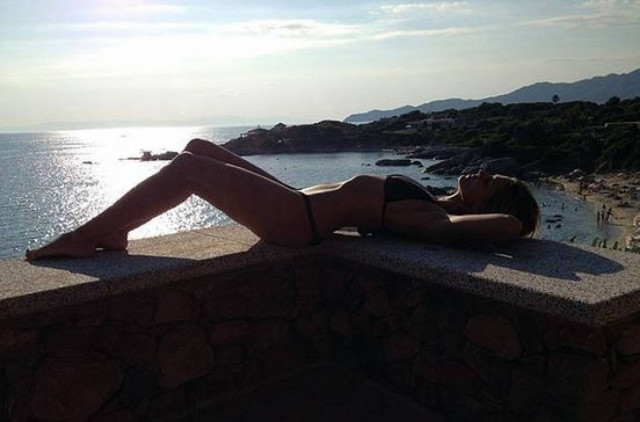 H Heidi Klum με μπικίνι στο ηλιοβασίλεμα