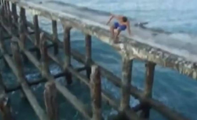 Video: Ρισκάρει τη ζωή του για το YouTube