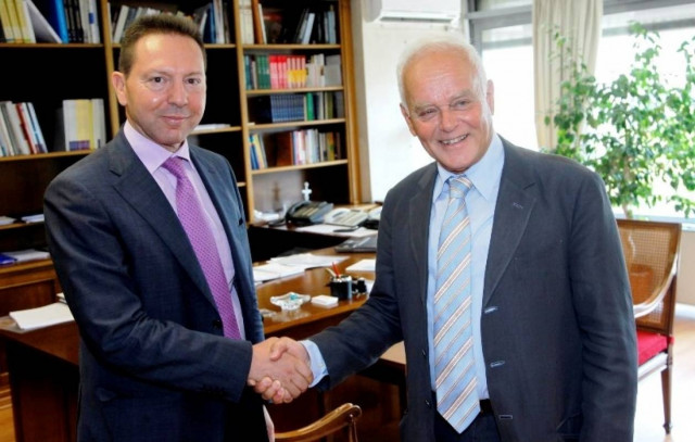 Πρόωρη συνταξιοδότηση αντί εφεδρείας προτείνει ο Μανιτάκης