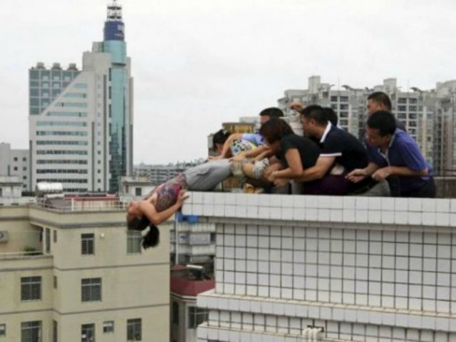 ΣΥΓΚΛΟΝΙΣΤΙΚΕΣ ΦΩΤΟ: Την έσωσαν δευτερόλεπτα πριν πέσει στο κενό