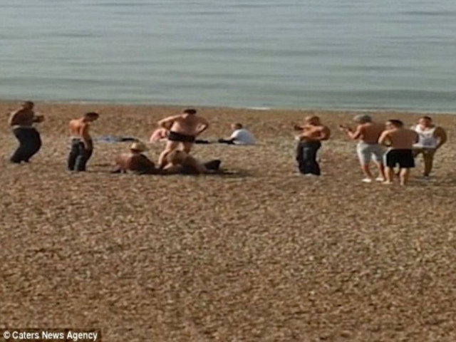 Ζευγάρι έκανε σεξ στην παραλία και 9 άνδρες τραβούσαν βίντεο!