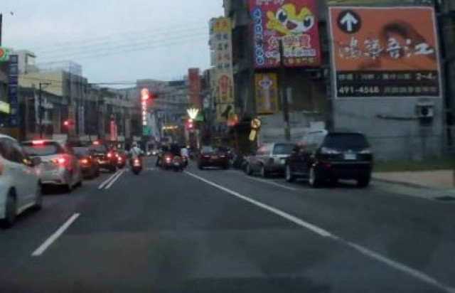 Video: Τσαντάκηδες ληστεύουν γυναίκα