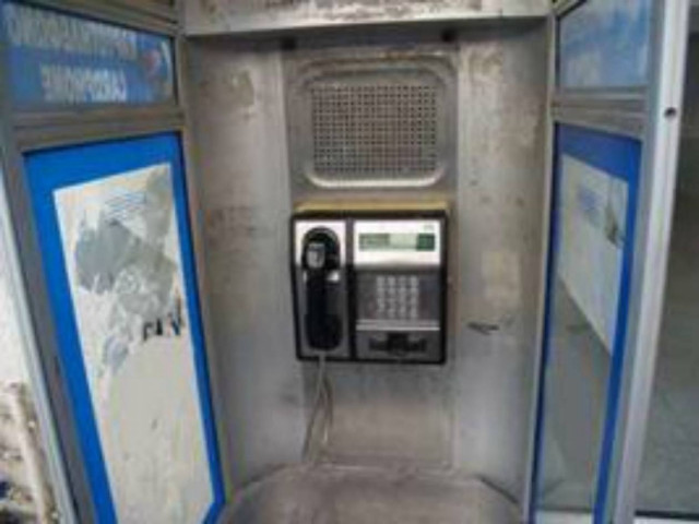 Πρέβεζα: Αλλοδαπός αυνανίζονταν σε τηλεφωνικό θάλαμο