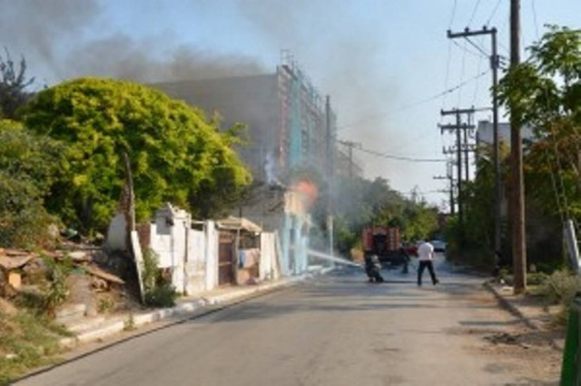 Θεσσαλονίκη: Πυρκαγιά σε παράπηγμα αθιγγάνων (βίντεο)