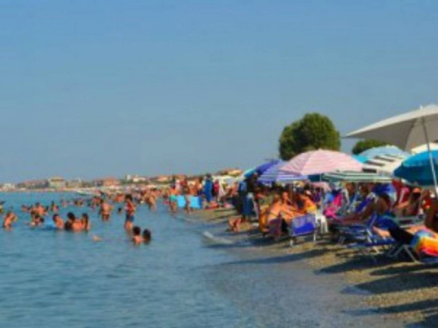 Σάλος στη Λάρισα: Είχε βάλει κάμερες στα παραβάν της παραλίας