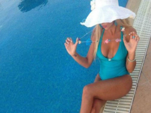 Ζέτα Θεοδωροπούλου: Καυτές πόζες με μαγιό δίπλα στην πισίνα (pics)