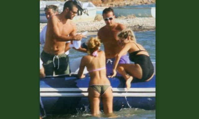 Βρε Κώστα βοήθα την Εριέττα να ανέβει στο σκάφος