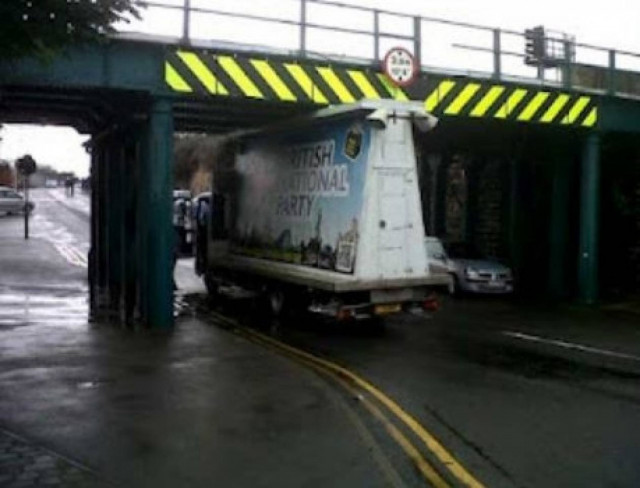 Φορτηγό σφήνωσε σε γέφυρα (pics)