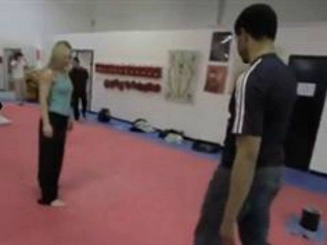 Βίντεο: Μην τολμήσετε και πλησιάσετε αυτήν την κοπέλα!