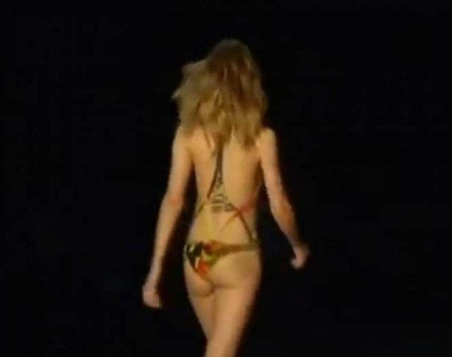 Βίντεο: Σέξι ατύχημα σε επίδειξη μαγιό...