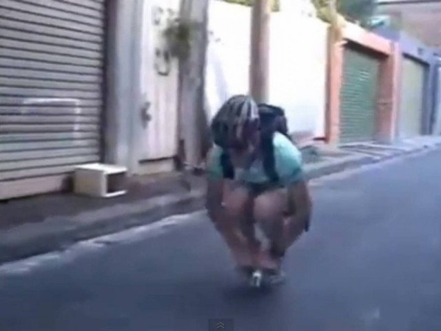 Ποδηλασία με ποδήλατο - μινιατούρα! (vid)