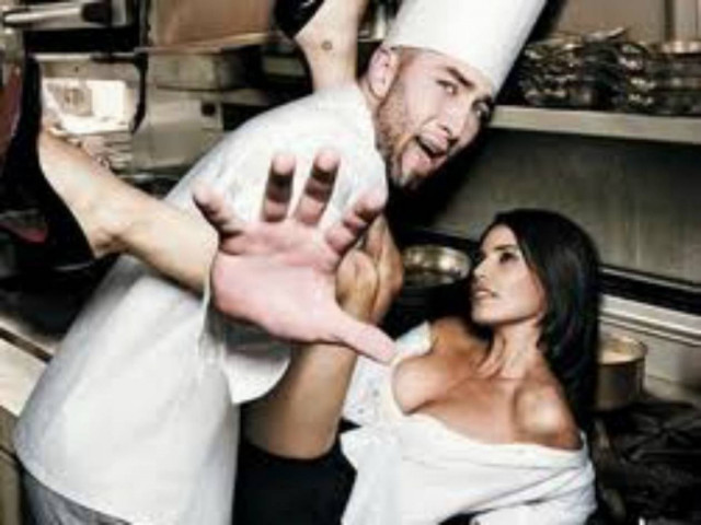 ΞΕΚΑΡΔΙΣΤΙΚΟ VIDEO: Σεξ στην κουζίνα