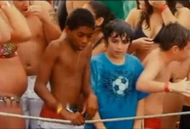 Βίντεο: Οφθαλμόλουτρο με... απρόοπτα σε νεροτσουλήθρα!