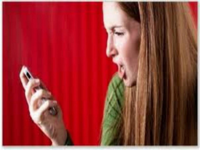 Έρευνα: 1 στις 3 γυναίκες ψάχνει τα μηνύματα του συντρόφου της