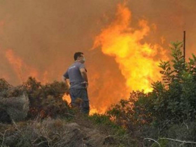 Ρόδος: Φωτιά κοντά σε μοναστήρι