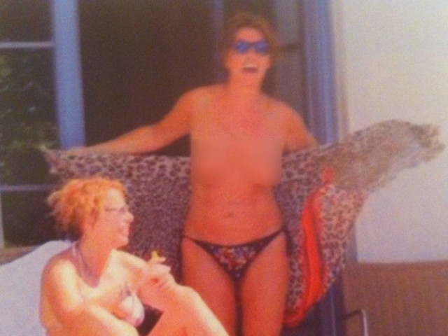 Η Βάνα Μπάρμπα topless και χωρίς ρετούς στη βεράντα ξενοδοχείου (ΦΩΤΟ)