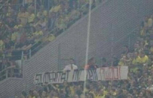 Σάλος για φιλοναζιστικό πανό στο γήπεδο της Ντόρτμουντ