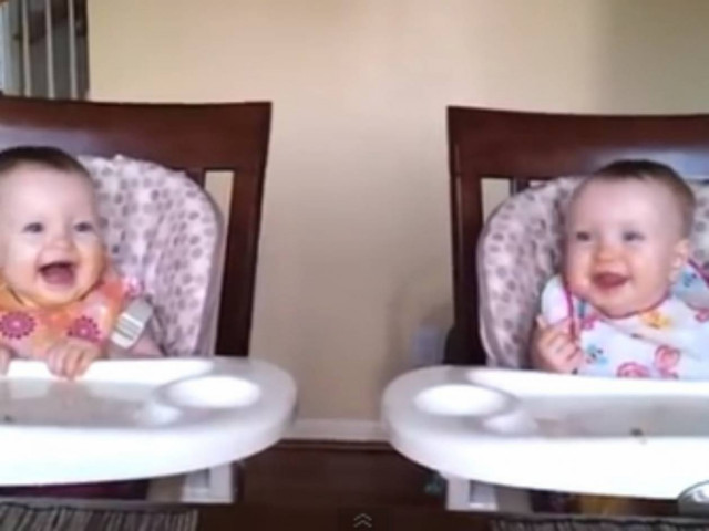 Απίθανο βίντεο: Δίδυμα μωρά τρελαίνονται με την κιθάρα του μπαμπά