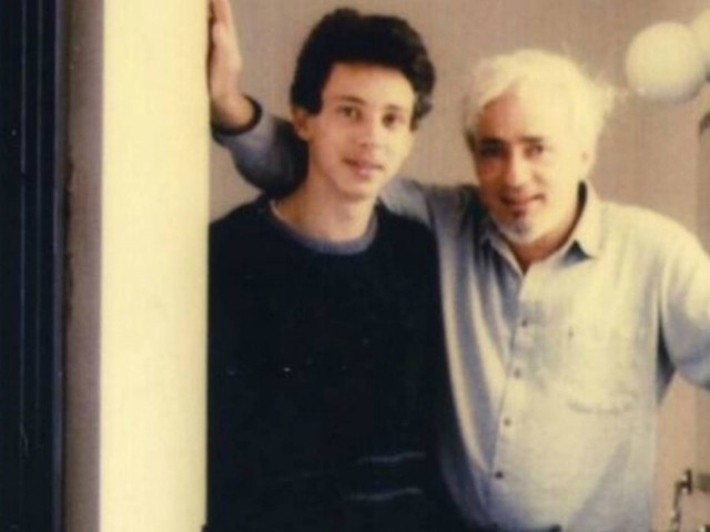 Πασίγνωστος Έλληνας τραγουδιστής πριν χρόνια! (pics)