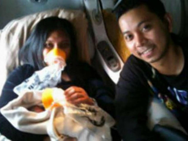 Γέννησε μέσα στο αεροπλάνο! (pics)