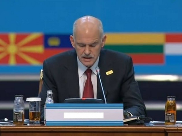 Δεν θα πιστεύετε τι γράφει το καρτελάκι του Γ. Παπανδρέου