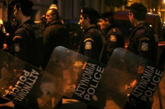 Eπίθεση κουκουλοφόρων στη διμοιρία των ΜΑΤ στα Εξάρχεια