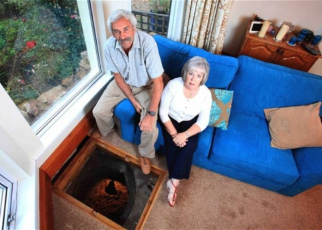 Βρήκαν πηγάδι του 16ου αιώνα κάτω από τον καναπέ τους!