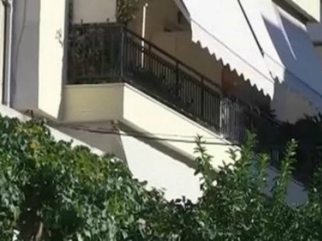 ΤΩΡΑ: Νεαρός απειλεί να βουτήξει στο κενό στην Πετρούπολη