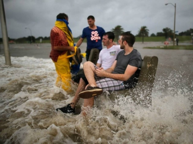 Άνθρωποι που αψήφησαν τον τυφώνα Ισαάκ! (pics)