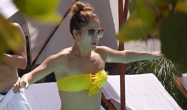H Jennifer Lopez στην πισίνα (pics)